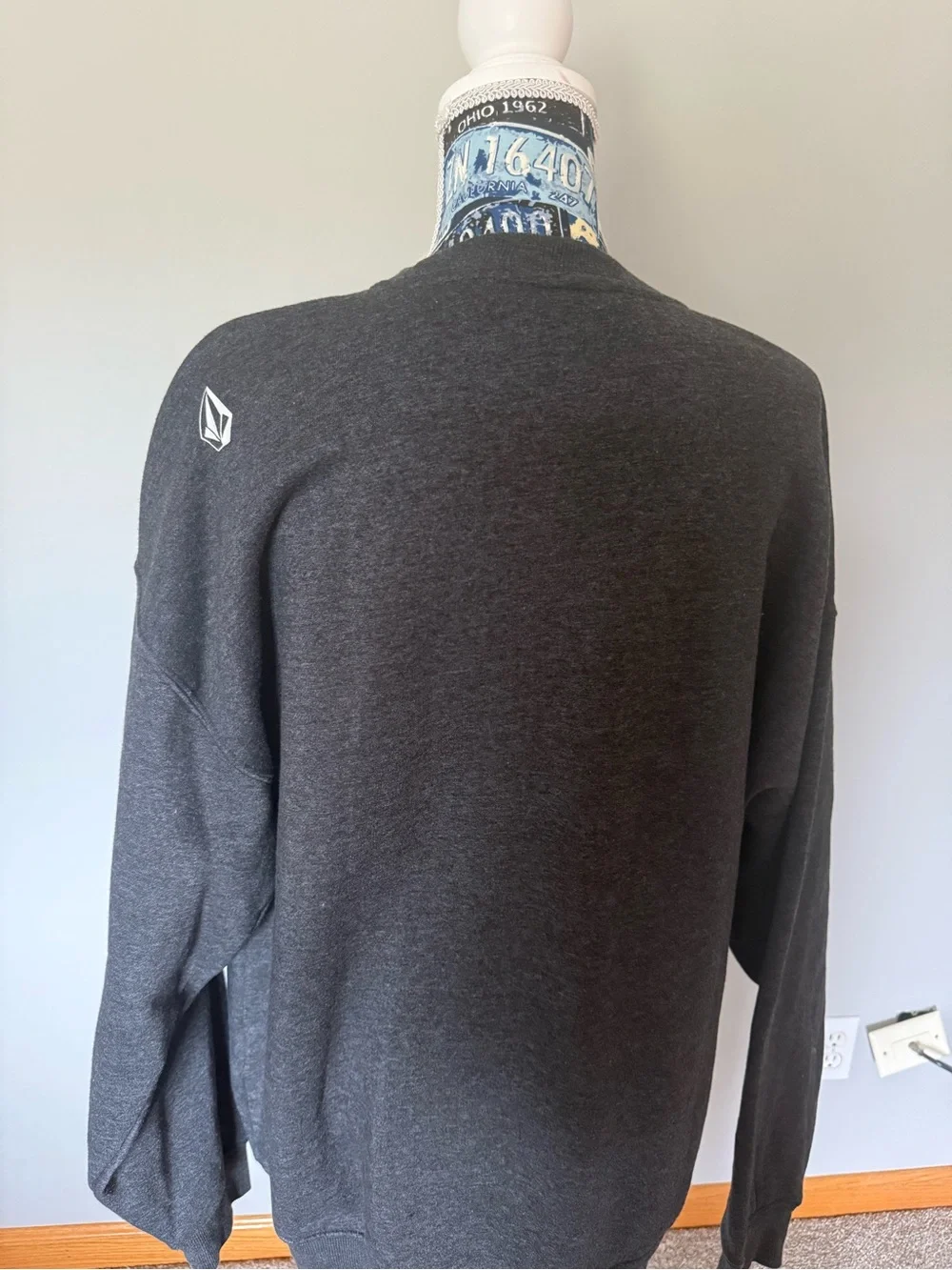 Men’s XL Volcom sweatshirt